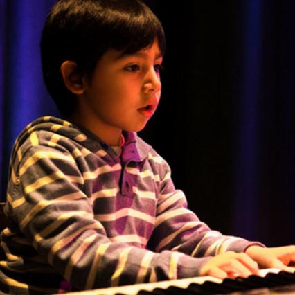 Featured image of post Beginner Piano Lessons For Kids - This section contains introductory piano lessons about chords, music theory, improvisation and technique.